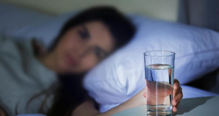 4 iemesli, kāpēc pirms gulētiešanas vajadzētu izdzert glāzi ūdens