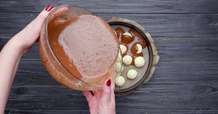 Recepte. Šokolādes pīrāgs ar biezpiena bumbiņām – garšos gan lieliem, gan maziem!