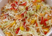 Kāpostu, burkānu un paprikas salāti – garšīgs veids, kā ziemas mēnešos uzņemt vitamīnus