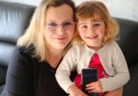 Divgadīga meitenīte izglāba savu māti no nāves ar Facebook palīdzību