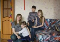 25 gadus vecā Taņa viena audzina trīs  adoptētus bērnus – bāreņus, viens no kuriem ir invalīds. Kā viņiem klājas