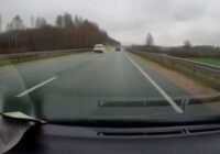 VIDEO: Kāds autovadītājs par mata tiesu izglābjas no nelaimes ( Filmējot pilnīgi trīcēja rokas)