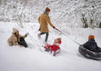 9 ziemas aktivitātes, ko jau šajās brīvdienās padarīt kopā ar visu ģimeni