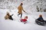 9 ziemas aktivitātes, ko jau šajās brīvdienās padarīt kopā ar visu ģimeni