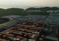 Pirmie cerību stari Ķīnas ekonomikā: Rūpnīcas martā atkal audzē jaudas