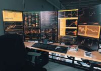 Aizdomīgi darījumi pirms ASV prezidenta lēmumiem: Vai tirgū noplūst slepena informācija?